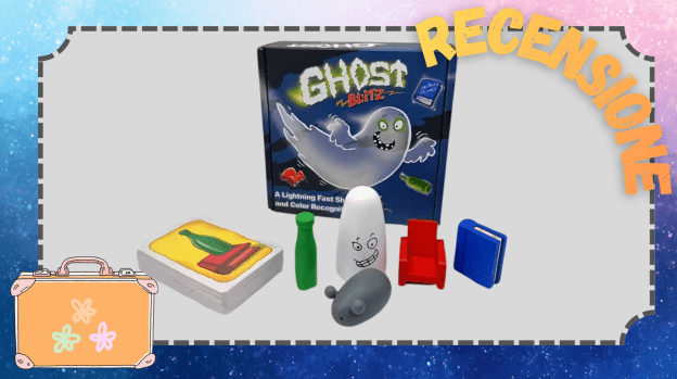 Componenti del gioco da tavolo Ghost Blitz disposti sul tavolo: oggetti colorati e la carta rivelata che indica quale figura afferrare.